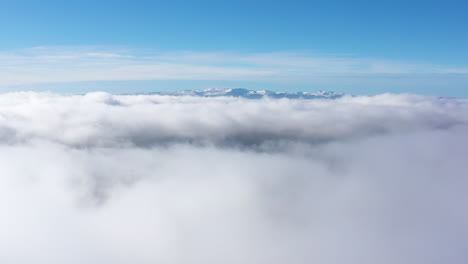 Nubes-Sobre-Las-Montañas-Puy-De-Sancy-Macizo-Central-Francia-Auvernia-Cielo-Azul